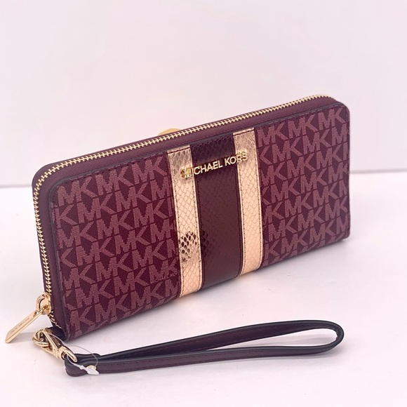 Michael Kors Jet Set Travel Large Signature
Logo and Metallic Continental Wallet - Picture 8 of 11